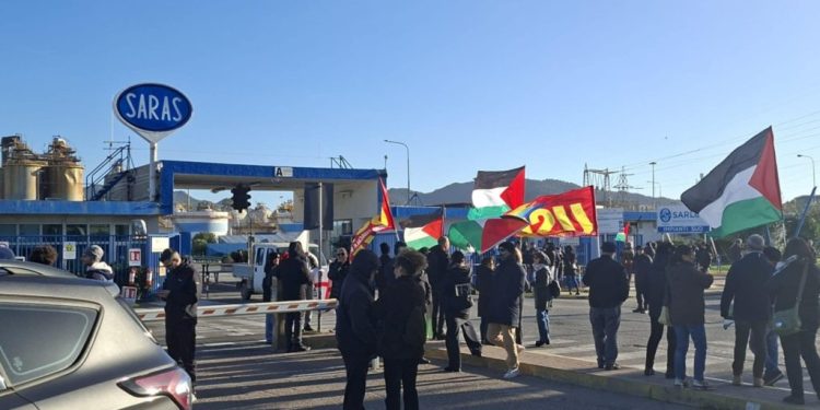 Petroliera per l’entità israeliana passa da Sarroch, sit-in di protesta alla Saras
