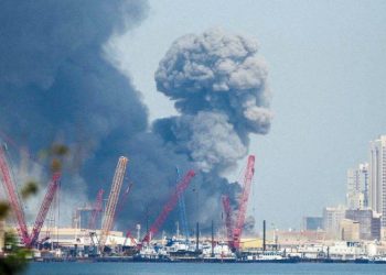 Nuovo attacco iraniano a basi militari Usa in Bahrain: densa colonna di fumo