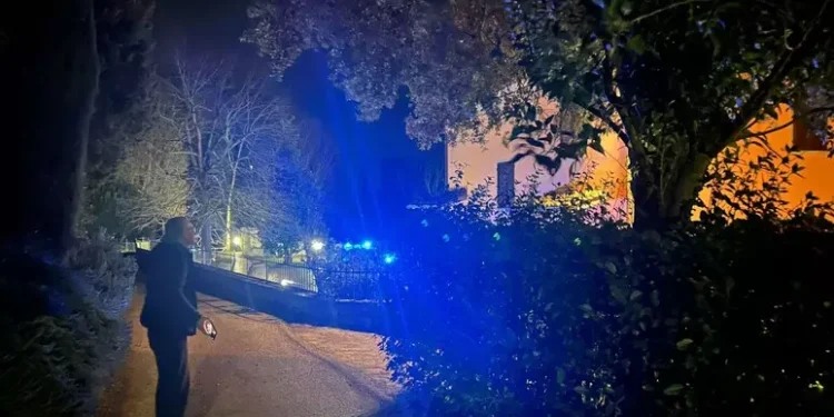 Proprietario spara in aria, ladro muore dissanguato in recinzione