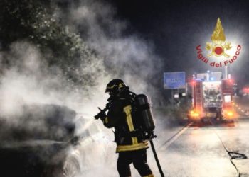 Paura a Sestu, auto prende fuoco mentre è in marcia