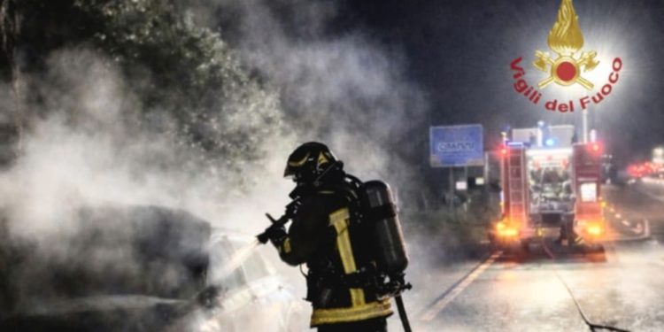 Paura a Sestu, auto prende fuoco mentre è in marcia