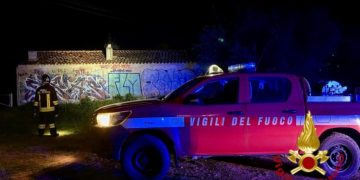 Paura a Olbia, in fiamme stabile occupato: due persone ferite