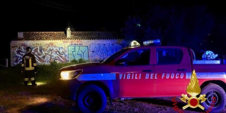 Paura a Olbia, in fiamme stabile occupato: due persone ferite