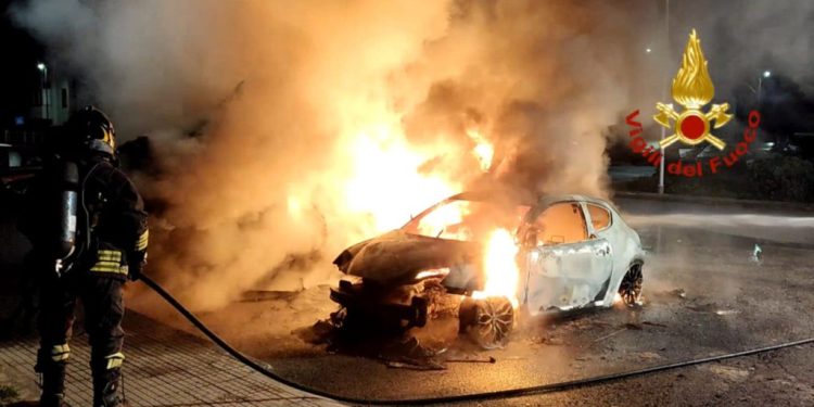 Paura nella notte ad Assemini: in fiamme un camper e un’autovettura