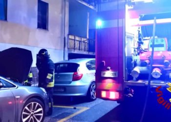 Sassari, auto prende fuoco nella notte