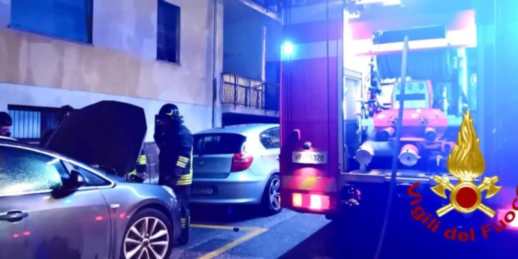 Sassari, auto prende fuoco nella notte