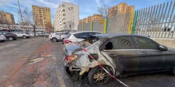 Anarchici rivendicano incendio di auto della Guardia di Finanza davanti al commissariato di Nuovo Salario a Roma
