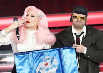 Ditonellapiaga e TonyPitony vincono la serata delle Cover. Tredici Pietro canta con papà Morandi