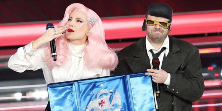 Ditonellapiaga e TonyPitony vincono la serata delle Cover. Tredici Pietro canta con papà Morandi