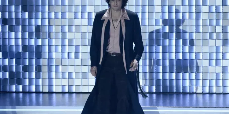 Ermal Meta con il nome di una bimba di Gaza cucito sul vestito