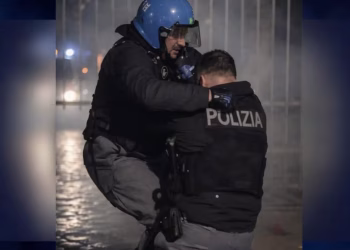 La foto simbolo degli scontri di Torino era modificata