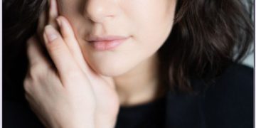 Giulia Bellu al Massimo di Cagliari con “Risposta sbagliata, ritenta, sarai più scostumata”