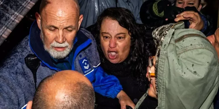 I familiari delle vittime di Crans Montana aggrediscono i Moretti all’arrivo all’interrogatorio