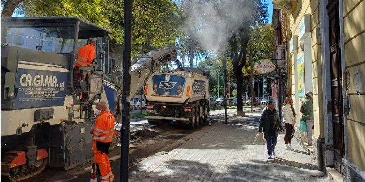 Cagliari, in via Dante proseguono i lavori di fresatura e bitumatura