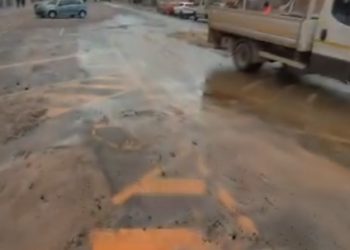 Caos in via Is Mirrionis, esplode condotta: strada chiusa e traffico in tilt