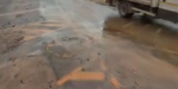 Caos in via Is Mirrionis, esplode condotta: strada chiusa e traffico in tilt