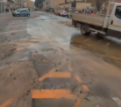 Caos in via Is Mirrionis, esplode condotta: strada chiusa e traffico in tilt