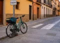Vietato incatenare le bici ai pali a Cagliari, ricorso alla Corte Ue