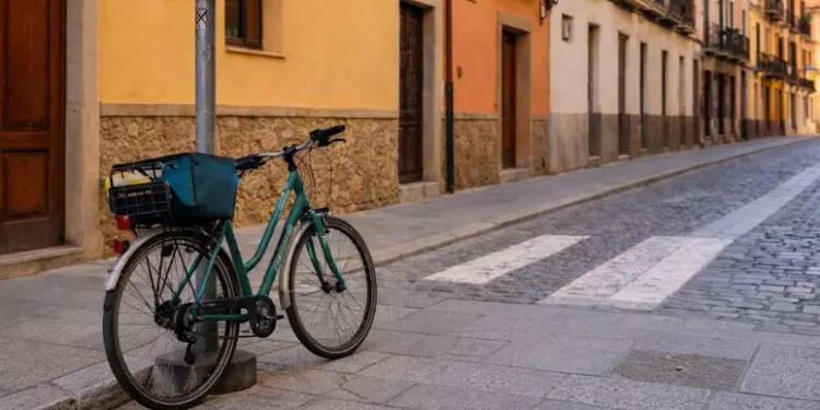 Vietato incatenare le bici ai pali a Cagliari, ricorso alla Corte Ue