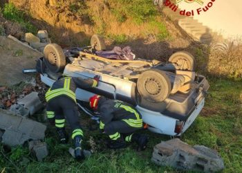 Elini, esce di strada con la sua auto e vola per 8 metri: un ragazzo in pericolo di vita