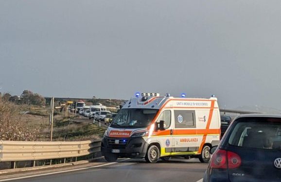 Grave incidente sulla 195: sul posto ambulanze e traffico paralizzato