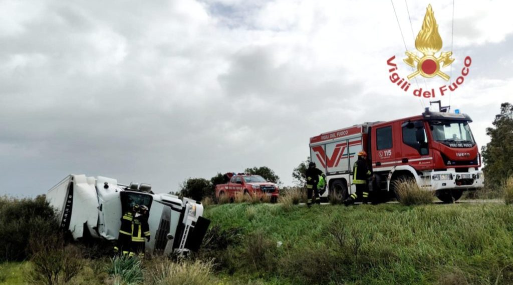 Grave incidente stradale a Uta, camionista in codice rosso