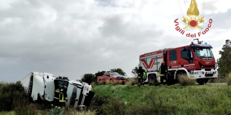 Grave incidente stradale a Uta, camionista in codice rosso