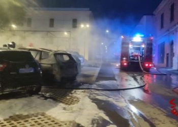 Paura a Sorso, incendiate tre auto in centro