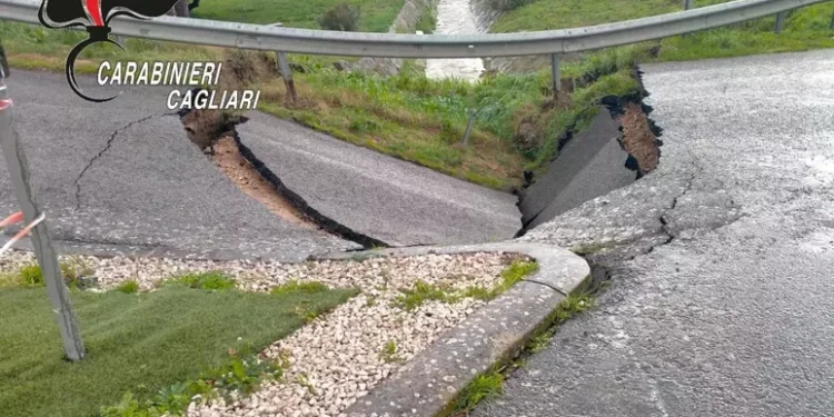 Maltempo in Sardegna, si apre voragine sulla strada a Gesico: chiuso accesso al paese