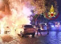 Paura all’alba a Sassari, incendiate due auto e un motorino