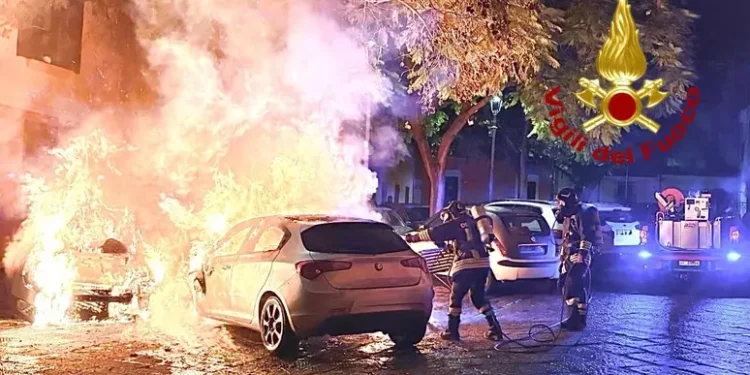 Paura all’alba a Sassari, incendiate due auto e un motorino