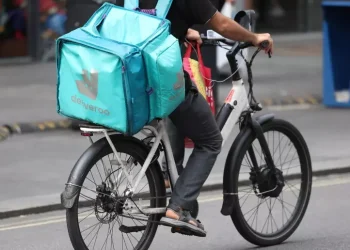 Caporalato su migliaia di rider, controllo giudiziario per Deliveroo