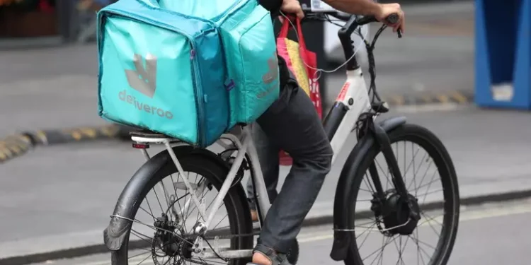 Caporalato su migliaia di rider, controllo giudiziario per Deliveroo