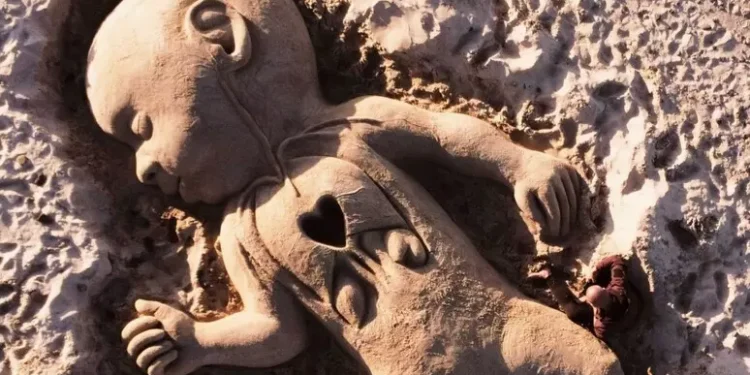 Una scultura di sabbia per ricordare il piccolo Domenico