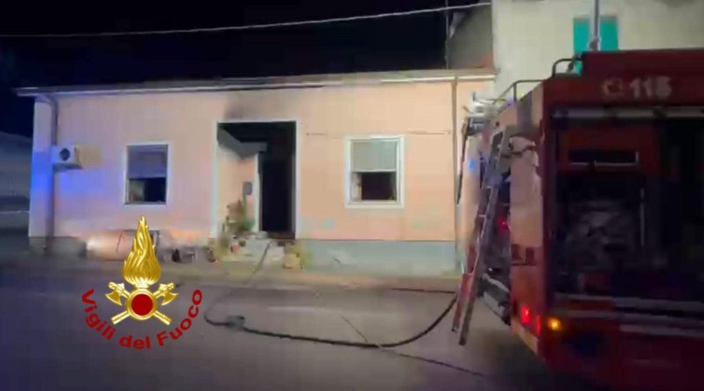 Abitazione in fiamme a Thiesi: una persona intossicata