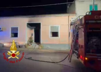 Abitazione in fiamme a Thiesi: una persona intossicata