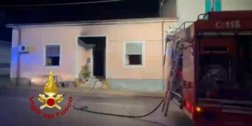 Abitazione in fiamme a Thiesi: una persona intossicata