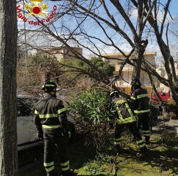 Ciclone sulla Sardegna, venti di burrasca e decine di interventi dei Vigili del Fuoco