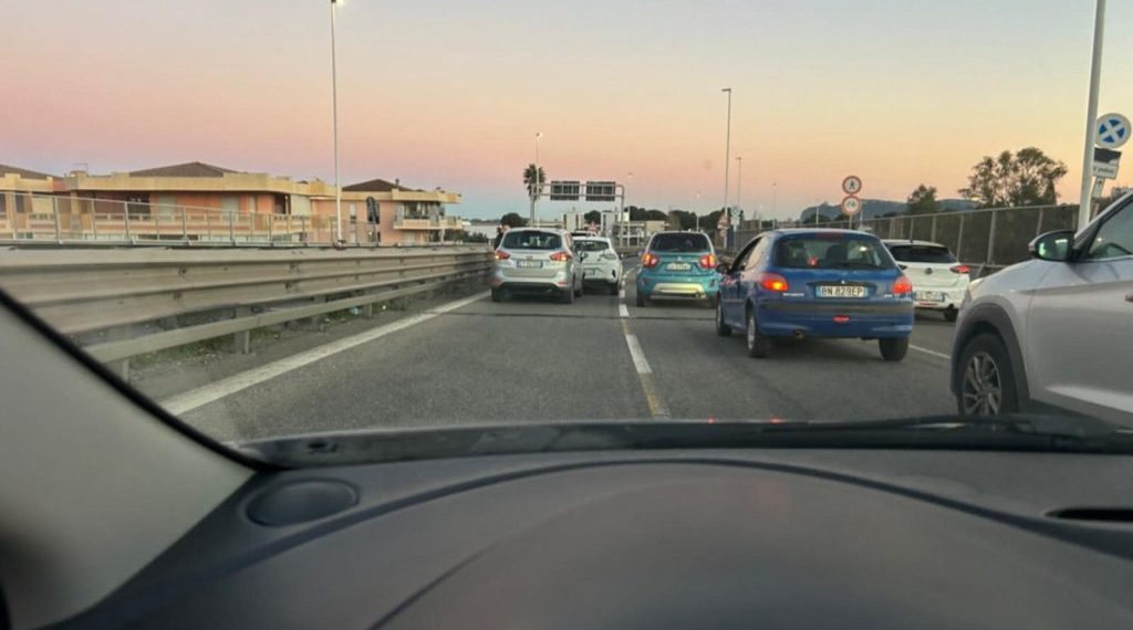 Tamponamento a catena sull’Asse Mediano a Cagliari, traffico in tilt