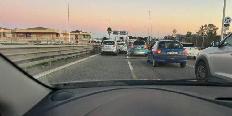 Tamponamento a catena sull’Asse Mediano a Cagliari, traffico in tilt