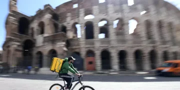 ‘Rider sfruttati’, controllo giudiziario per Foodinho-Glovo