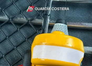 Barca affondata in Sardegna, sommozzatori e robot per cercare i 2 corpi