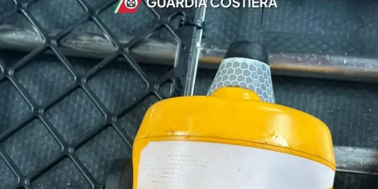 Barca affondata in Sardegna, sommozzatori e robot per cercare i 2 corpi