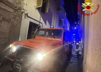 Paura a Bono, scoppia un incendio in casa: tre in salvo