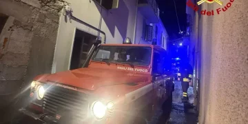 Paura a Bono, scoppia un incendio in casa: tre in salvo