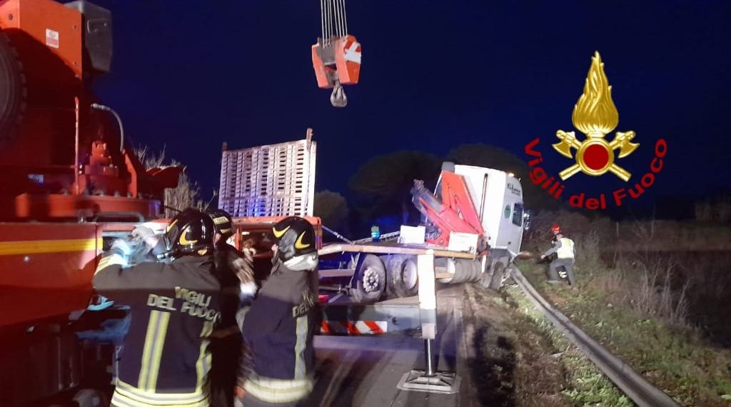 Monastir, mezzo pesante esce di strada e rimane inclinato