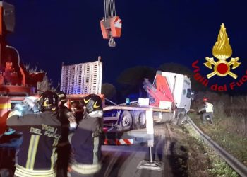 Monastir, mezzo pesante esce di strada e rimane inclinato