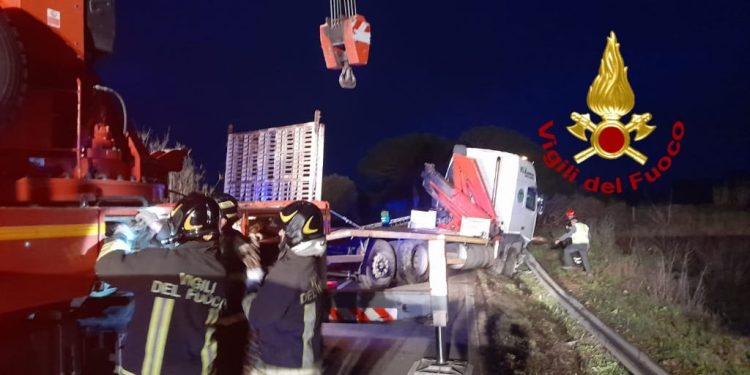 Monastir, mezzo pesante esce di strada e rimane inclinato