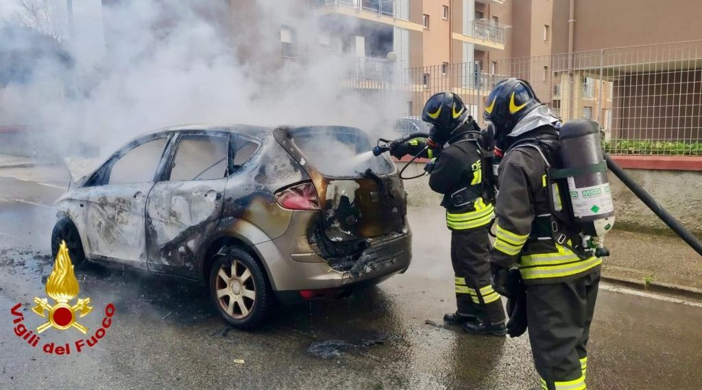 Auto in marcia prende fuoco: intervento dei Vigili al Lavoro a Sassari