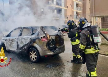 Auto in marcia prende fuoco: intervento dei Vigili al Lavoro a Sassari